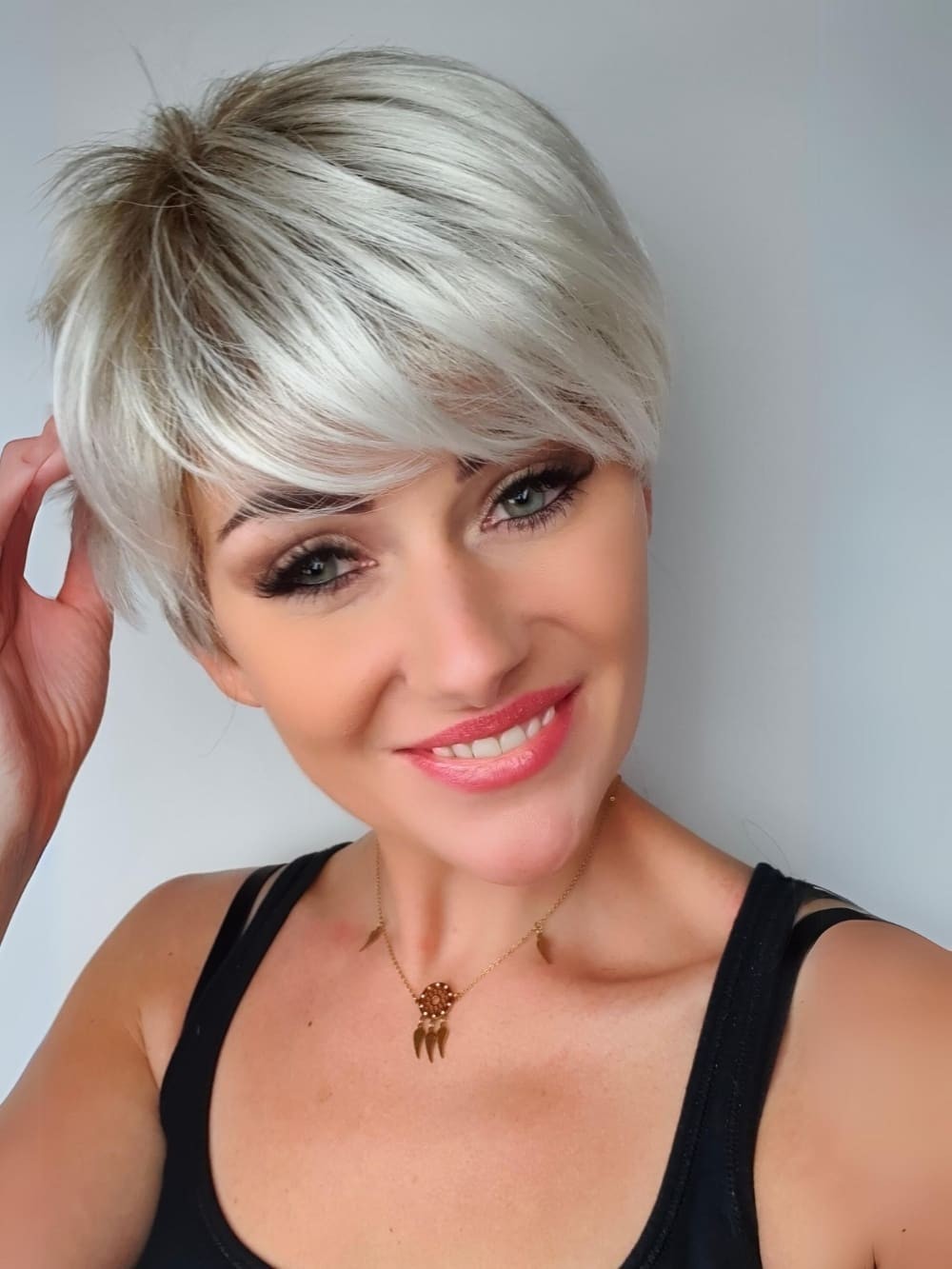 Platinum women's short wig - Synthetic - Online store Poland