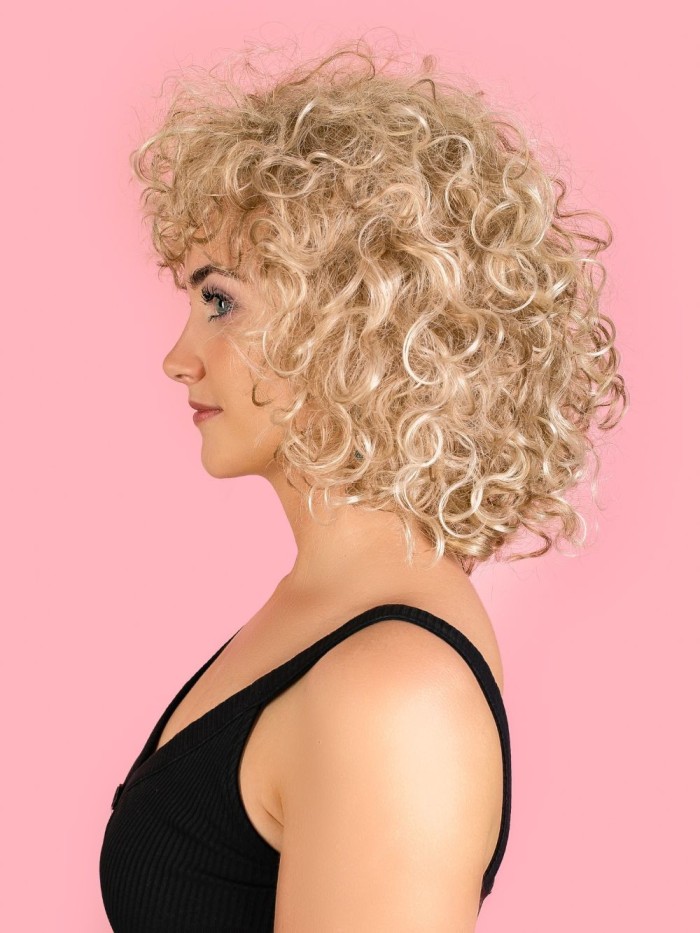 Kučeravá stredne dlhá syntetická blond parochňa - internetový obchod