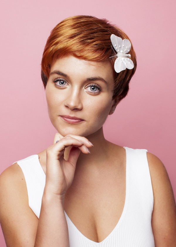 Syntetická krátka červená parochňa- Laura- Internetový obchod