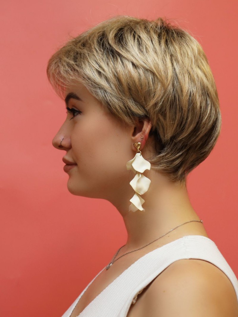 Krótka peruka syntetyczna - blond z odrostem -Asia