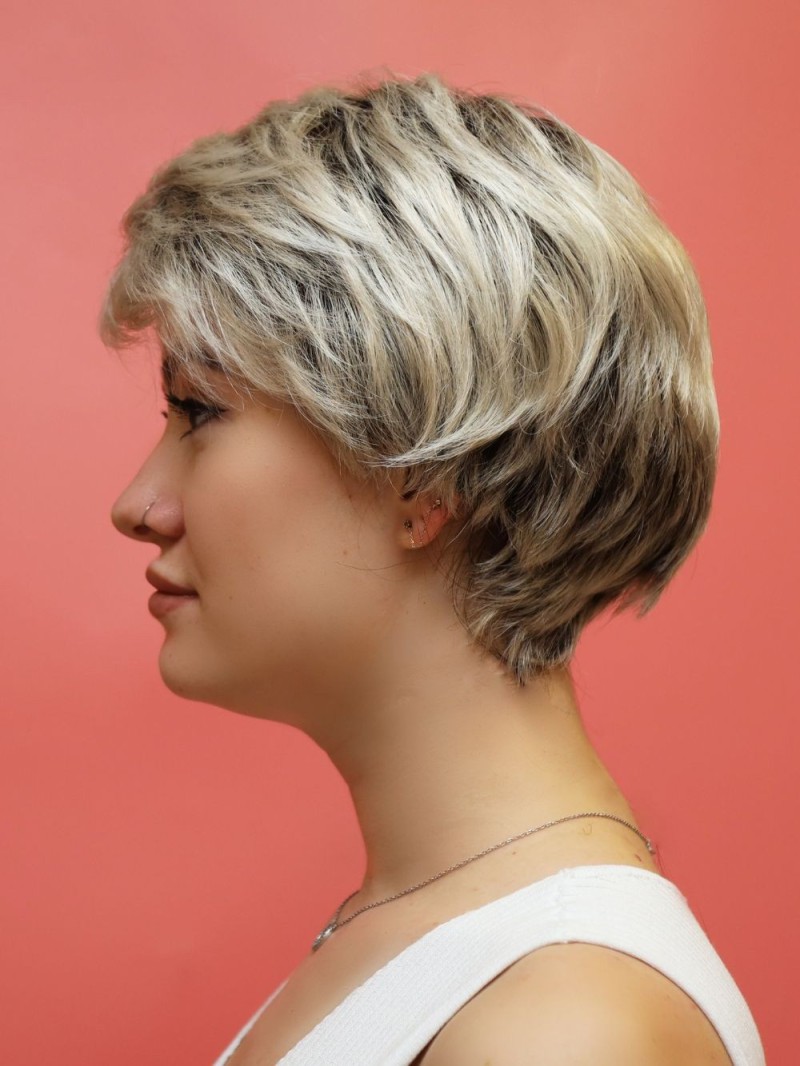 Krótka peruka syntetyczna blond platynowy z odrostem  -Luiza