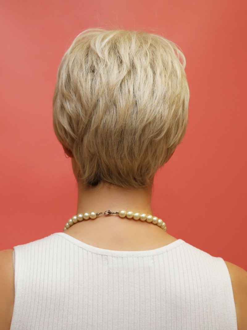 Krótka peruka syntetyczna blond-Irmina