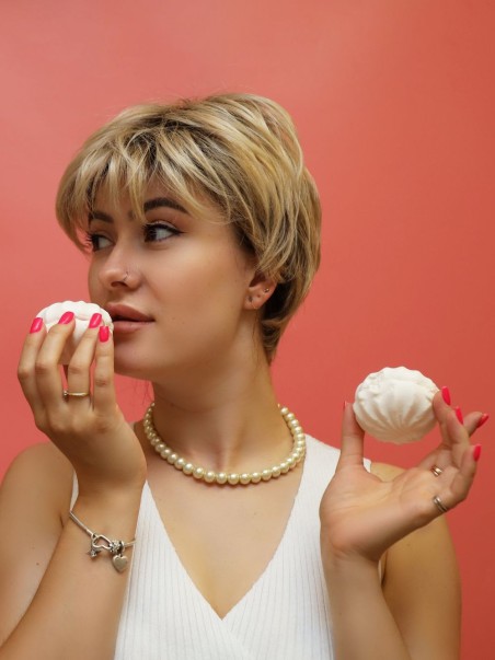 Krótka peruka syntetyczna blond z odrostem -Irmina