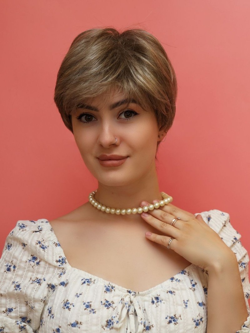 krátka syntetická parochňa - tmavá blond - internetový obchod Poľsko