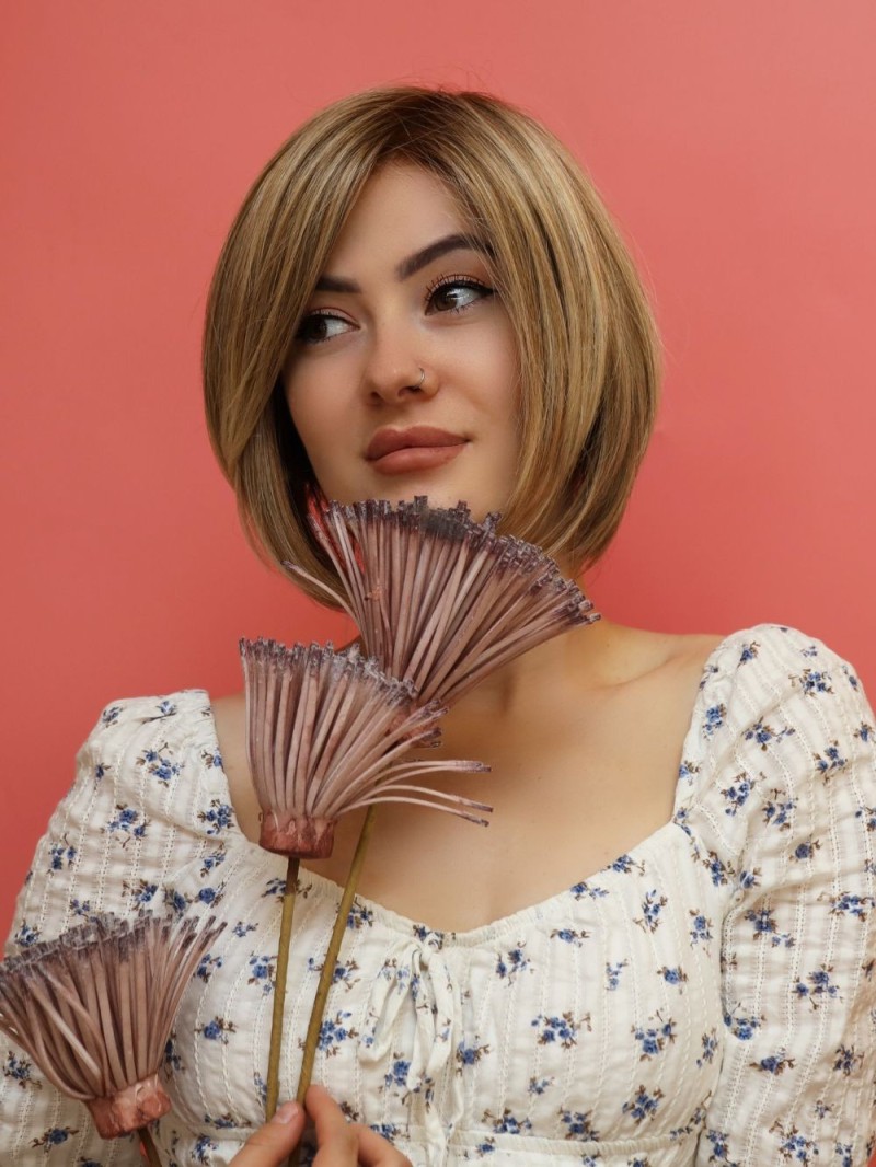 Syntetyczna, termoodporna peruka blond z ciepłym odrostem - Tatiana