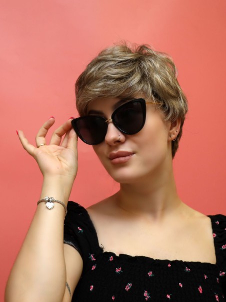 Krotka peruka synetyczna Eli szary blond