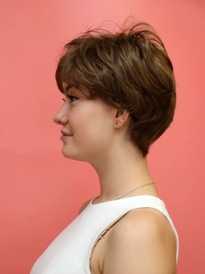 Półdługa syntetyczna peruka brązowa z odrostem - Fuksja