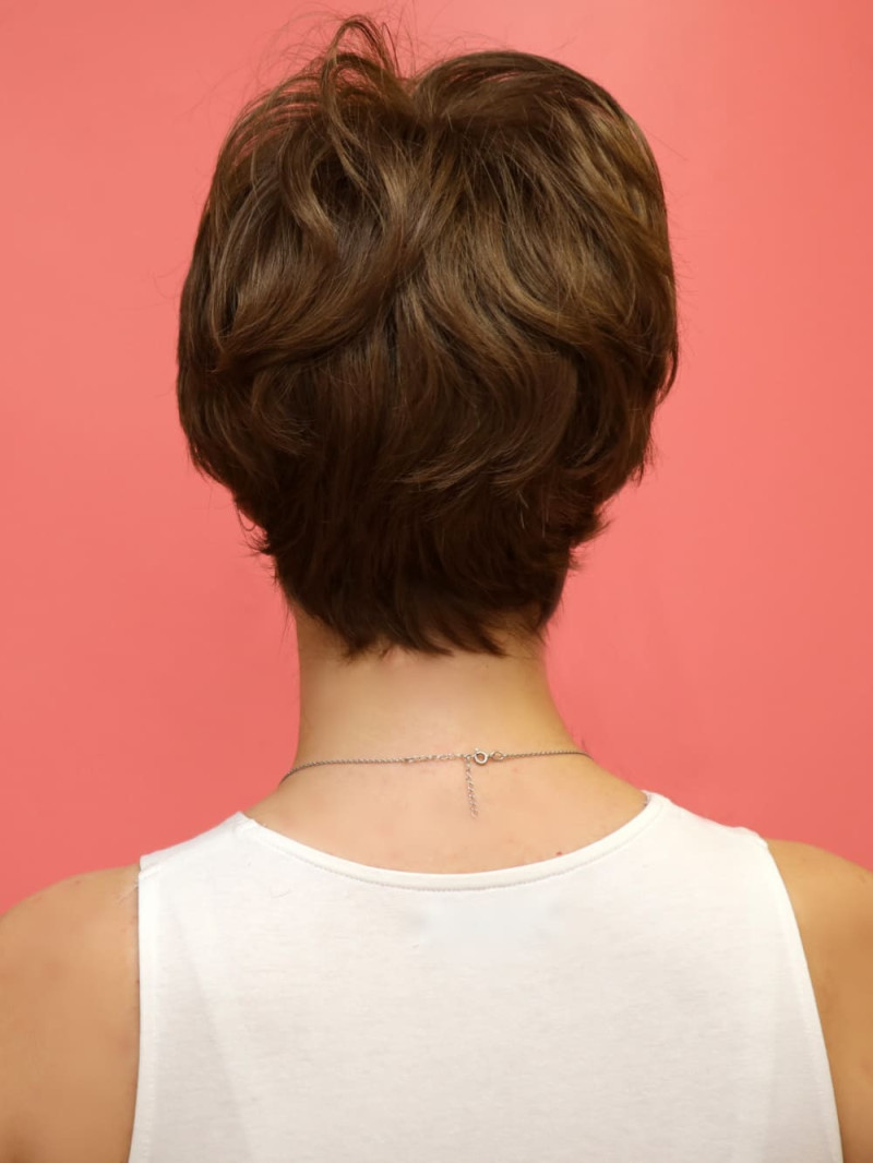 Półdługa syntetyczna peruka brązowa z odrostem - Fuksja