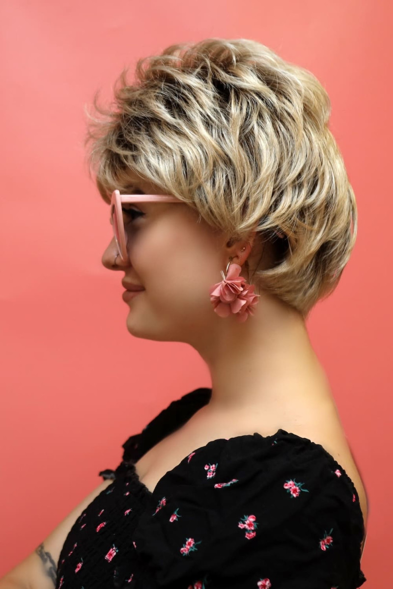 Krótka peruka - syntetyczna - sklep internetowy