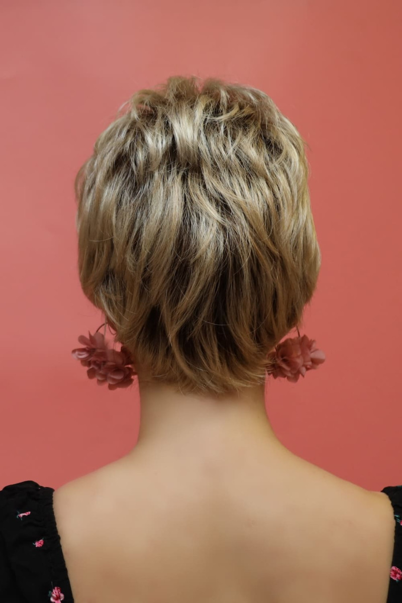 Krótka peruka - syntetyczna - sklep internetowy