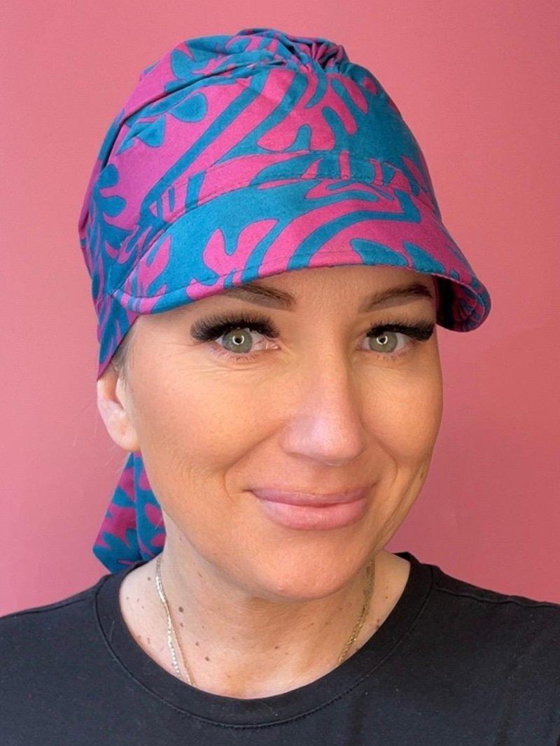 Letni turban z daszkiem niebieski z różem