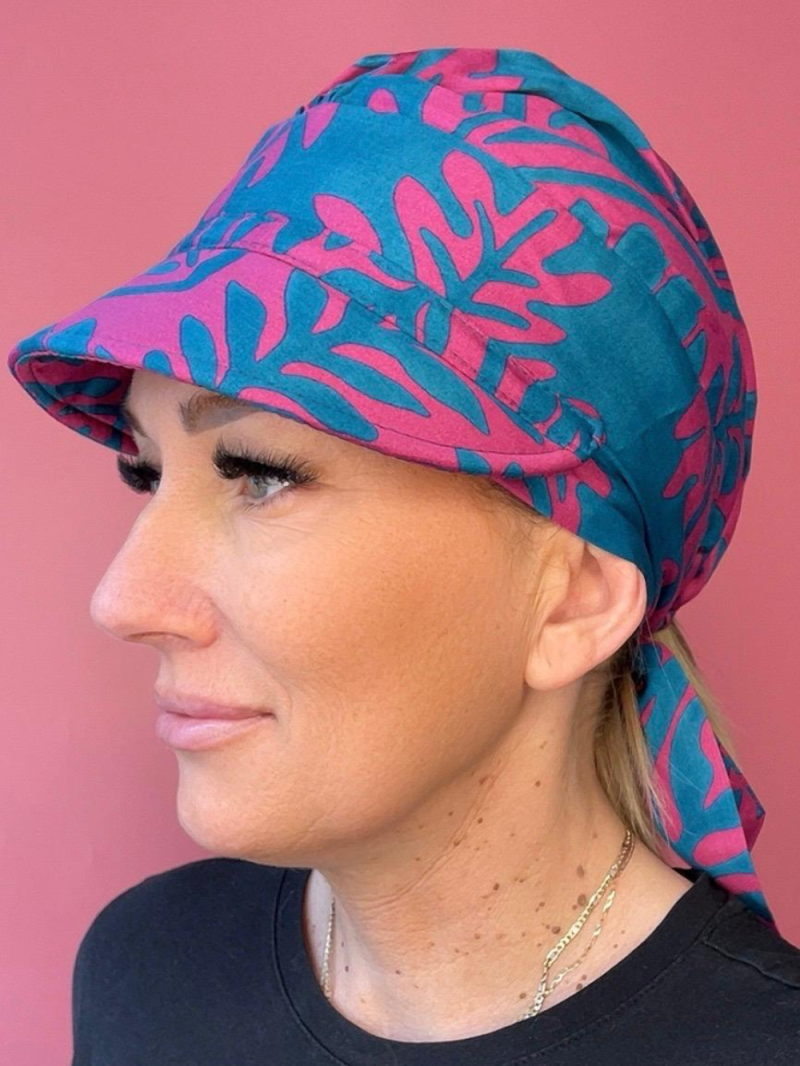 Letni turban z daszkiem niebieski z różem