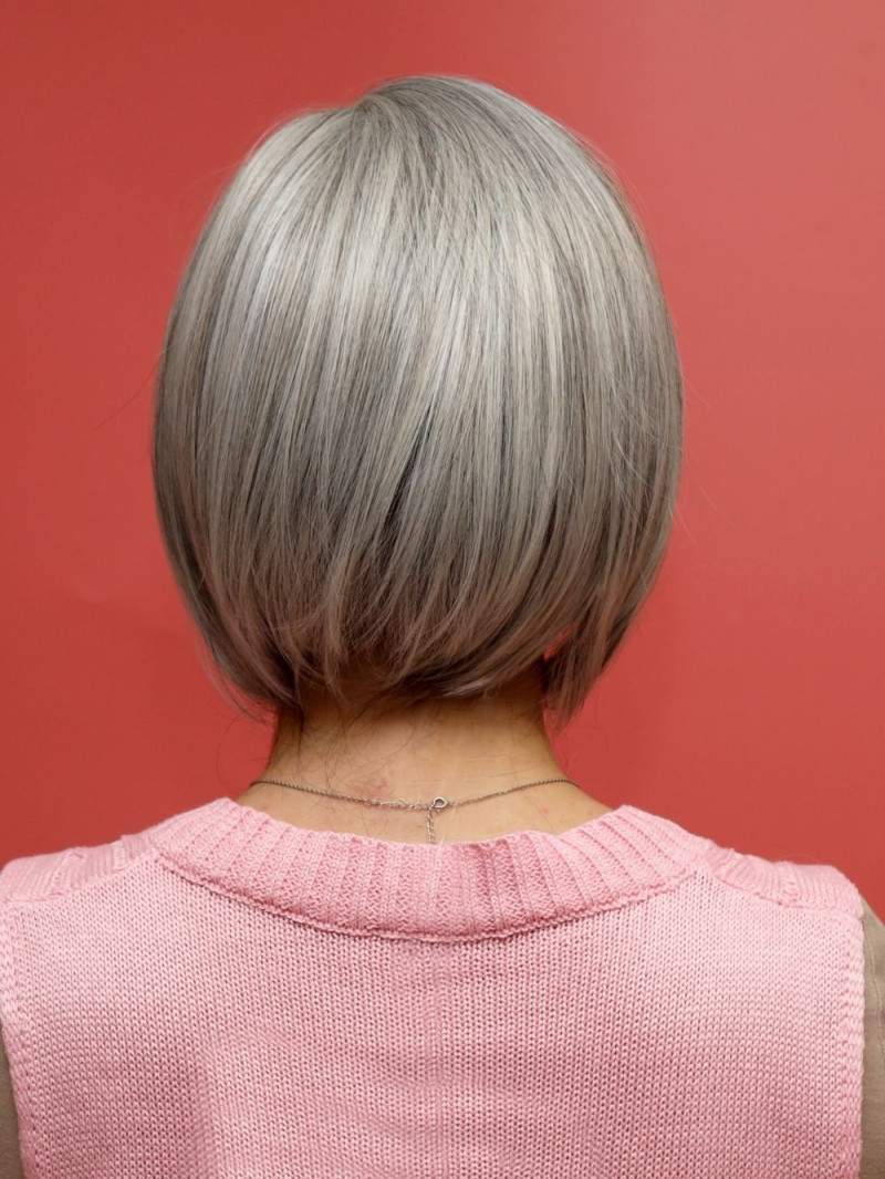 Siwa peruka - włos syntetyczny - sklep medyczny