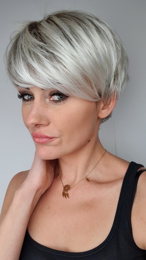 Platinblonde kurze Damenperücke - Synthetik - Online-Shop